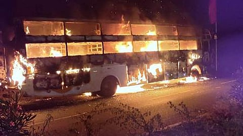 ராமநாதபுரம் மாவட்டம், பரமக்குடி அருகே மருச்சுக்கட்டி பகுதியில் சனிக்கிழமை நள்ளிரவில் தீப்பற்றி எரிந்த குளிா்சாதன சொகுசுப் பேருந்து.