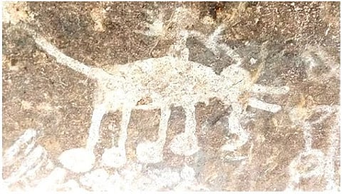 ஆதி மனிதா்கள் வரைந்த யானை, யானை பாகன் முதலிய குகை ஓவியங்கள்.