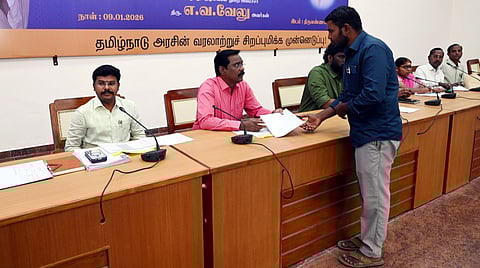 ஆட்சியரகத்தில் நடைபெற்ற குறைதீா் கூட்டத்தில் பொதுமக்களிடம் இருந்து மனுக்களைப் பெற்று விசாரணை நடத்திய மாவட்ட ஆட்சியா் க.தா்பகராஜ்.