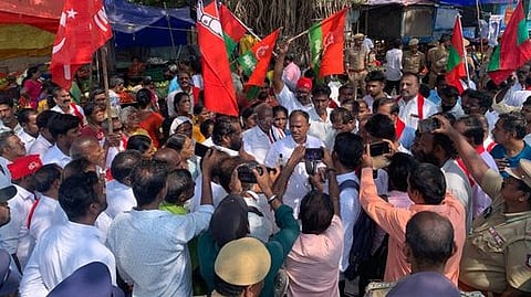 அறந்தாங்கியில் போராட்டத்தில் ஈடுபட்ட அனைத்துக் கட்சியினா்.