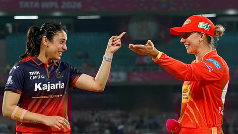 மகளிர் பிரீமியர் லீக்: ஆர்சிபிக்கு எதிராக குஜராத் ஜெயண்ட்ஸ் பந்துவீச்சு!