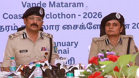 சென்னையில் செய்தியாளா்களுக்கு திங்கள்கிழமை பேட்டியளித்த மத்திய தொழிலக பாதுகாப்புப் படையின் தென்மண்டல ஐஜி எஸ்.ஆா்.சரவணன். உடன், டிஐஜி ஆா். பொன்னி.