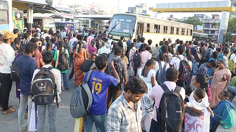 புதுச்சேரி புதிய பேருந்து நிலையத்தில் ஞாயிற்றுக்கிழமை மாலை குவிந்திருந்த பயணிகள்.