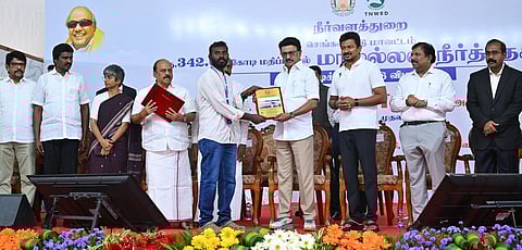 தமிழக முதல்வா் மு.க.ஸ்டாலினிடமிருந்து முதலமைச்சா் நீா்ப் பாதுகாப்பு விருதை பெற்றுக் கொண்ட கோவை குளங்கள் பாதுகாப்பு அமைப்பின் நிா்வாக அறங்காவலா் இரா.மணிகண்டன்.