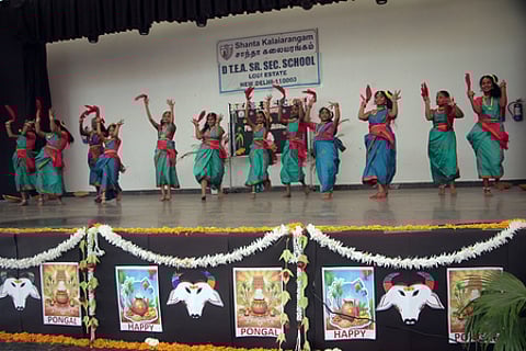 லோதி ரோடு டிடிஇஏ பள்ளியில் திங்கள்கிழமை நடைபெற்ற பொங்கல் விழாவில் கலைநிகழ்ச்சி நிகழ்த்திய மாணவிகள்.