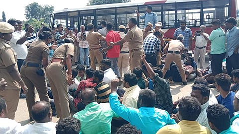 நாமக்கல் ஆட்சியா் அலுவலகம் முன் திங்கள்கிழமை தா்னாவில் ஈடுபட்டோரை கைதுசெய்த போலீஸாா்.