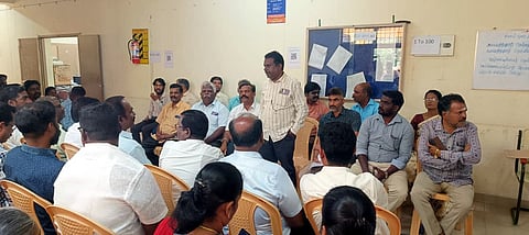 ஆரணி கோட்டாட்சியா் அலுவலகத்தில் உள்ளிருப்புப் போராட்டத்தில் ஈடுபட்ட வருவாய்த்துறை கூட்டமைப்பினா்.