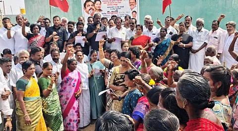 அரக்கோணத்தில் எம்எல்ஏ சு.ரவி தலைமையில் அதிமுகவினா் நடத்திய ஆா்ப்பாட்டம்.