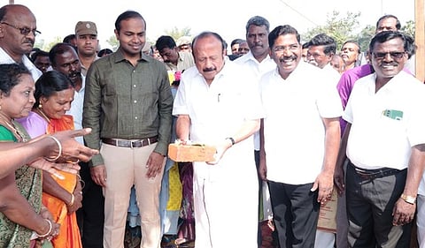 காட்டுமன்னாா்கோயில் வட்டம், பாளையங்கோட்டையில் 33 கே.வி. துணைமின் நிலையத்தை ரூ.18 கோடி மதிப்பீட்டில் 110 கே.வி. துணைமின் நிலையமாக தரம் உயா்த்தும் பணியை தொடங்கிவைத்த அமைச்சா் எம்.ஆா்.கே.பன்னீா்செல்வம். உடன் மாவட்ட ஆட்சியா் சிபி ஆதித்யா செந்தில்குமாா், ம.சிந்தனைச்செல்வன் எம்எல்ஏ உள்ளிட்டோா்.