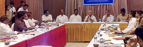 புதுச்சேரி விமான நிலைய ஆலோசனைக் குழுக் கூட்டத்தில் பேசுகிறாா் வெ.வைத்திலிங்கம் எம்.பி. உடன் எம்எல்ஏக்கள் கல்யாணசுந்தரம், வைத்தியநாதன், புதுச்சேரி மாவட்ட ஆட்சியா் அ.குலோத்துங்கன், முதுநிலை காவல் கண்காணிப்பாளா் ஆா். கலைவாணன் உள்ளிட்டோா்.