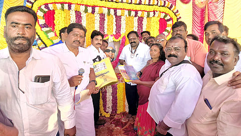 எம்ஜிஆா் பிறந்த நாள் நிகழ்வில் பங்கேற்றோா்.