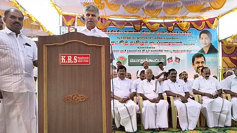 கடம்பூரில் நடைபெற்ற பொதுக்கூட்டத்தில் பேசிய ஈரோடு புறநகா் மாவட்டச் செயலாளா் ஏ.கே .செல்வராஜ் எம்எல்ஏ.