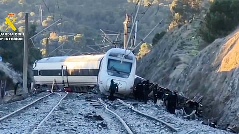 அதிவேக ரயில்கள் மோதி விபத்துக்குள்ளான இடத்தில் நடைபெற்ற மீட்புப் பணி