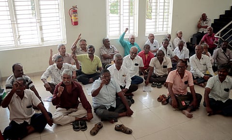 கோவையில் உள்ள மாவட்டப் பதிவாளா் அலுவலகத்தில் அமா்ந்து போராட்டத்தில் ஈடுபட்ட தமிழ்நாடு அரசுப் போக்குவரத்துக் கழக ஓய்வுபெற்ற ஊழியா்கள்.