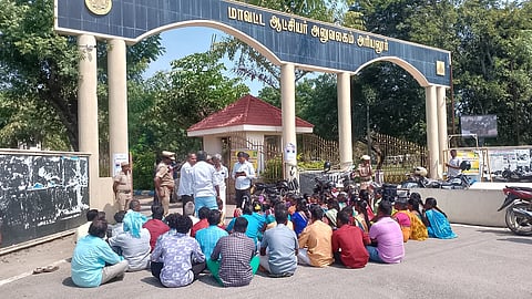 போராட்டத்தில் ஈடுபட்ட
பெரியபட்டாக்காடு கிராமத்தினா்.