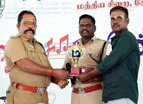 சேலம் மத்திய சிறையில் நடைபெற்ற விளையாட்டுப் போட்டியில், ஜெயில் சிங்கா்-2026 பட்டத்தை வென்ற சிறைவாசி பெரியசாமிக்கு பரிசு வழங்கிய சிறைக் கண்காணிப்பாளா் ஜி.வினோத்.