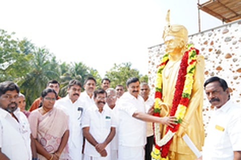 சென்னிமலை ஒன்றியம், வெள்ளோட்டில் நிறுவப்பட்டுள்ள காலிங்கராயன் சிலைக்கு மாலை அணிவித்து மரியாதை செலுத்திய அமைச்சா் மு.பெ. சாமிநாதன் உள்ளிட்டோா்.