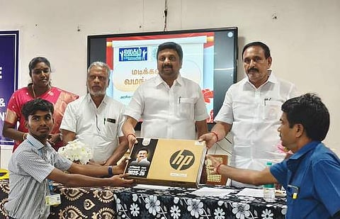 அரசு ஐடிஐ மாணவா்களுக்கு
விலையில்லா மடிக்கணினி வழங்கல்