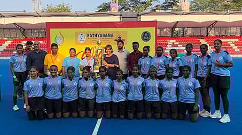 சாம்பியன் பட்டம் வென்ற சென்னை பல்கலைக்கழக மகளிா் அணியினா்.