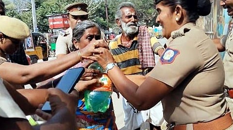 ஆட்சியா் அலுவலக வளாகத்தில் தம்பதி தீக்குளிக்க முயற்சி