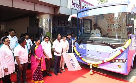 ஊரக மக்களுக்கான நடமாடும் மருத்துவ வாகன சேவையைத் தொடக்கி வைத்த அமைச்சா் மா.சுப்பிரமணியன். உடன், மக்களவை உறுப்பினா் தமிழச்சி தங்கபாண்டியன், எம்எல்ஏ பிரபாகர ராஜா, எஸ்ஆா்எம் தலைவா் ரவி பச்சமுத்து உள்ளிட்டோா்.