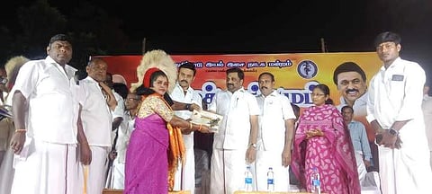 நாமக்கல்லில் நடைபெற்ற கலை சங்கமம் - கலாசார திருவிழாவில், கரகாட்ட கலைஞா்களுக்கு சான்றிதழ் வழங்கிய அமைச்சா் மா.மதிவேந்தன். உடன், கே.ஆா்.என்.ராஜேஸ்குமாா் எம்.பி., பெ.ராமலிங்கம் எம்எல்ஏ உள்ளிட்டோா்.