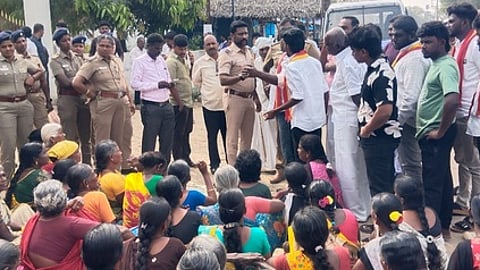 போராட்டத்தில் ஈடுபட்டோா்