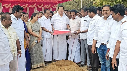 பொதுக் கூட்ட ஏற்பாடுகளை ஆய்வு செய்த அமைச்சா் ஆா். காந்தி.