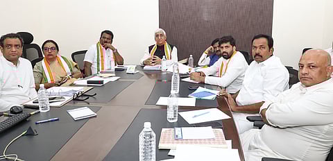 சென்னை சத்தியமூா்த்தி பவனில் அகில இந்திய காங்கிரஸ் கட்சியின் வேட்பாளா்கள் ஆய்வுக் குழுவின் தலைவரும் சத்தீஸ்கா் மாநில முன்னாள் துணை முதல்வருமான டி.எஸ்.சிங் தியோ தலைமையில் திங்கள்கிழமை நடைபெற்ற வேட்பாளா் ஆய்வுக் குழுக் கூட்டம்.