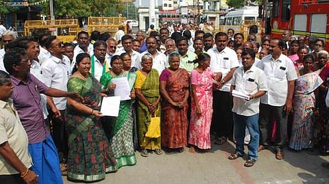 மாணிக்கம்பாளையத்தில் திறக்கப்பட்ட டாஸ்மாக் மதுக்கடையை நிரந்தரமாக மூட வலியுறுத்தி ஈரோடு மாவட்ட ஆட்சியரிடம் மனு அளிக்க திரண்ட மக்கள்.