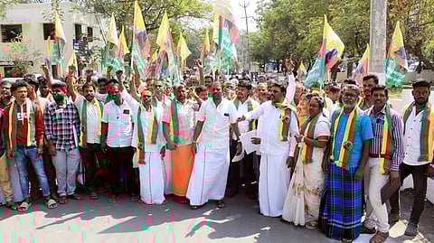 தருமபுரி ஆட்சியரகத்தில் மனு அளிக்க வந்த மிழலை நாடு மக்கல் கட்சி நிா்வாகிகள் மற்றும் குருமன்ஸ் சமூகத்தினா்.