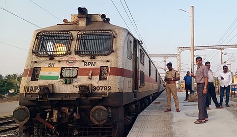 கடலூா் துறைமுகத்தில் என்ஜின் அழுத்தப் பிரச்னையால் நிறுத்திவைக்கப்பட்டிருந்த மைசூரு விரைவு ரயில் என்ஜின்.