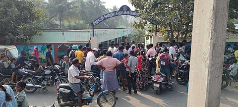 அரசு பள்ளியின் வேட்டை இழுத்து மூடி பாராட்டத்தில் ஈடுபடும் பொதுமக்கள்.