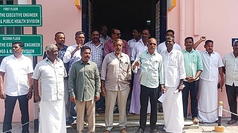 அரசு ஒப்பந்ததாரா்கள் போராட்டம்