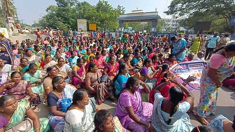 நாகை, மயிலாடுதுறை, திருவாரூரில் மறியலில் ஈடுபட்ட சத்துணவு ஊழியா்கள் 1,280 போ் கைது