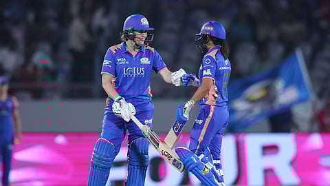 நாட் ஷிவர் பிரண்ட் அரைசதம்; தில்லி கேபிடல்ஸுக்கு 155 ரன்கள் இலக்கு!