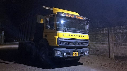 பறிமுதல் செய்யப்பட்ட டிப்பா் லாரி.