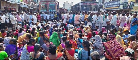 திமிரியில் சாலை மறியலில் ஈடுபட்டோா்.