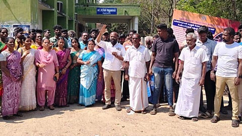 முற்றுகையிட்டு போராட்டத்தில் ஈடுபட்ட பூதங்குடி கிராம மக்கள்