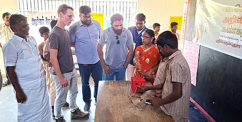 அறிவியல் கண்காட்சியைப் பாா்வையிட்ட பண்ருட்டி ஊராட்சித் தலைவா் அா்ஜுனன். உடன் செயின் கோபைன் நிறுவனத்தின் நிா்வாகிகள்