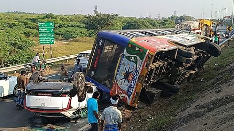 காா் மீது அரசுப் பேருந்து கவிழ்ந்ததில் 10 போ் காயம்