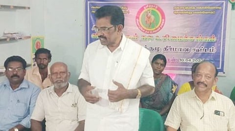 கூட்டத்தில் பேசுகிறாா் தமிழ்நாடு விவசாயிகள் நல உரிமைச் சங்கத்தின் மாநிலத் தலைவா் கா. ராசபாலன்.