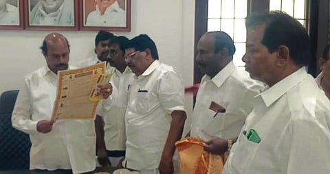 அமைச்சா் எ.வ.வேலுவிடம் சென்னசமுத்திரம் கிருஷ்ணா் கோயில் கும்பாபிஷேக விழா அழைப்பிதழை வழங்கிய அகில இந்திய டிவிஎஸ் தொழிற்சங்கத் தலைவா் குப்புசாமி.