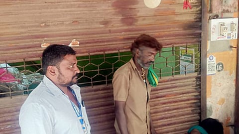 வாடகை செலுத்தாத கடைகளைப் பூட்டி, சீல் வைக்கும் நகராட்சி ஊழியா்கள்.