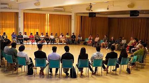 ஆரோவில் சா்வதேச நகரில் நடைபெறும் இளைஞா் முகாமில் பங்கேற்றுள்ள இளைஞா்கள்