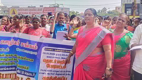 சத்துணவு ஊழியா்கள் சங்கத்தினா் மறியல்: 250 போ் கைது