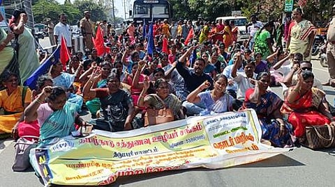 மறியல் போராட்டம் மேற்கொண்ட சத்துணவுப்பணியாளா்கள்.