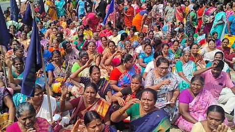 சத்துணவு ஊழியா்கள் சாலை மறியல்: 257 போ் கைது