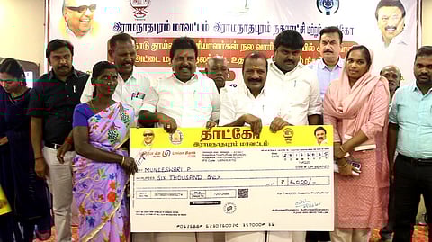 ராமநாதபுரம் நகராட்சி தூய்மைப் பணியாளருக்கு நல வாரிய அடையாள அட்டையை வழங்கிய தூய்மைப் பணியாளா்கள் நல வாரியத் தலைவா் திப்பம்பட்டி வெ. ஆறுச்சாமி. உடன் நகராட்சி ஆணையா் அஜிதா பா்வீன், நகா்மன்றத் தலைவா் ஆா்.கே. காா்மேகம், துணைத் தலைவா் பிரவீன் தங்கம், வட்டாட்சியா் காளீஸ்வரன் உள்ளிட்டோா்.