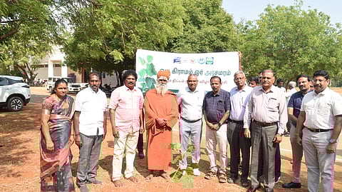 சிவகாசி அய்யநாடாா் ஜானகி அம்மாள் கல்லூரி வளாகத்தில் புதன்கிழமை அரச மரக்கன்றை நட்ட போரூா் ஆதீனம் சாந்தலிங்கம் மருதாசல அடிகளாா்.